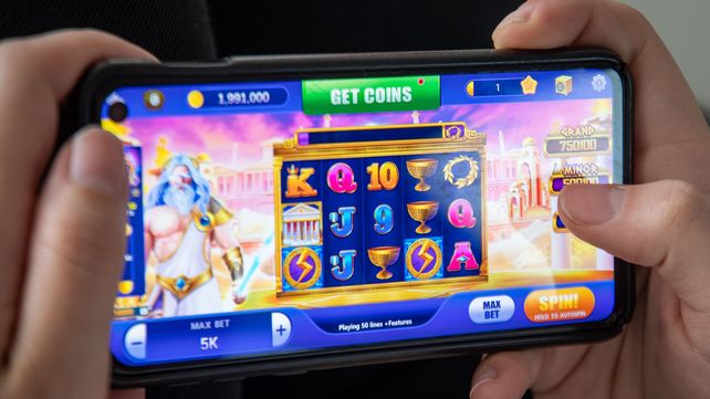 El arribo de empresas de apuestas online en el país ha generado un fuerte debate por el uso del teléfono celular en las escuelas. 