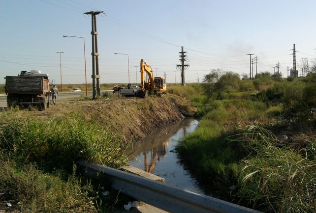 El Municipio continúa con la limpieza de canales troncales y desagües