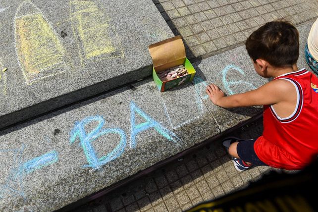 Los maestros rosarinos se movilizaron para exigir que se detengan los ataques contra escuelas