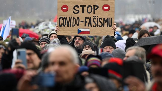 Miles de manifestantes protestaron en República Checa contra las medidas anti Covid