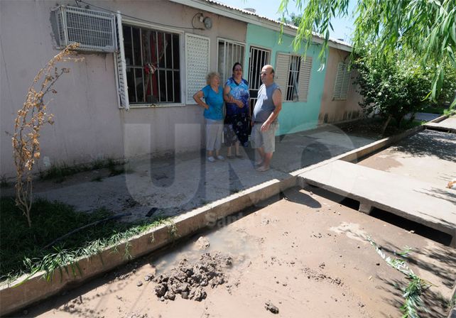 Expectantes. Así están los vecinos por la solución del problema. En las casas