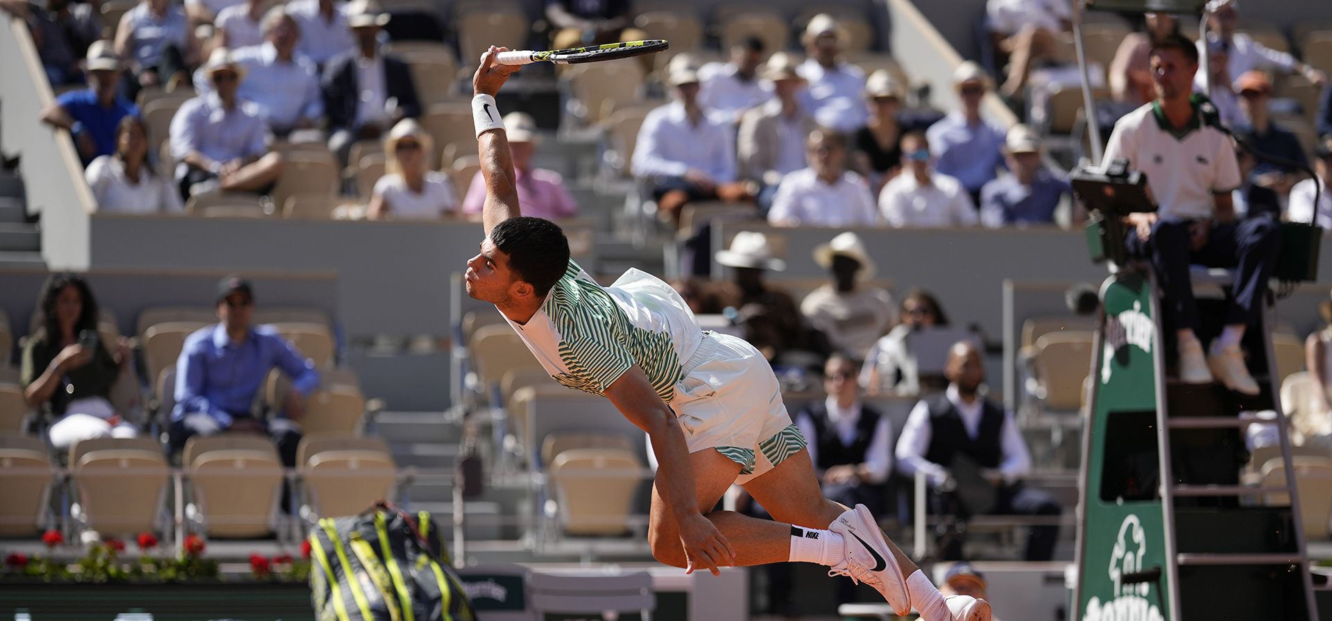 El español Carlos Alcaraz juega un tiro contra el japonés Taro Daniel durante su partido de segunda ronda del Abierto de Francia en el estadio Roland Garros de París, el miércoles 31 de mayo de 2023. (Foto AP/Thibault Camus) El español Carlos Alcaraz juega un tiro contra el japonés Taro Daniel durante su partido de segunda ronda del Abierto de Francia en el estadio Roland Garros de París, el miércoles 31 de mayo de 2023. (Foto AP/Thibault Camus)