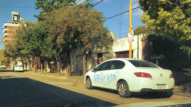 En la madrugada. Autores ignorados realizaron las pintadas sobre las puertas izquierdas del auto.&nbsp;