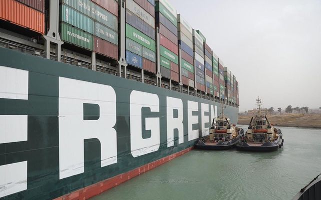 La ardua tarea para desbloquear el canal de Suez
