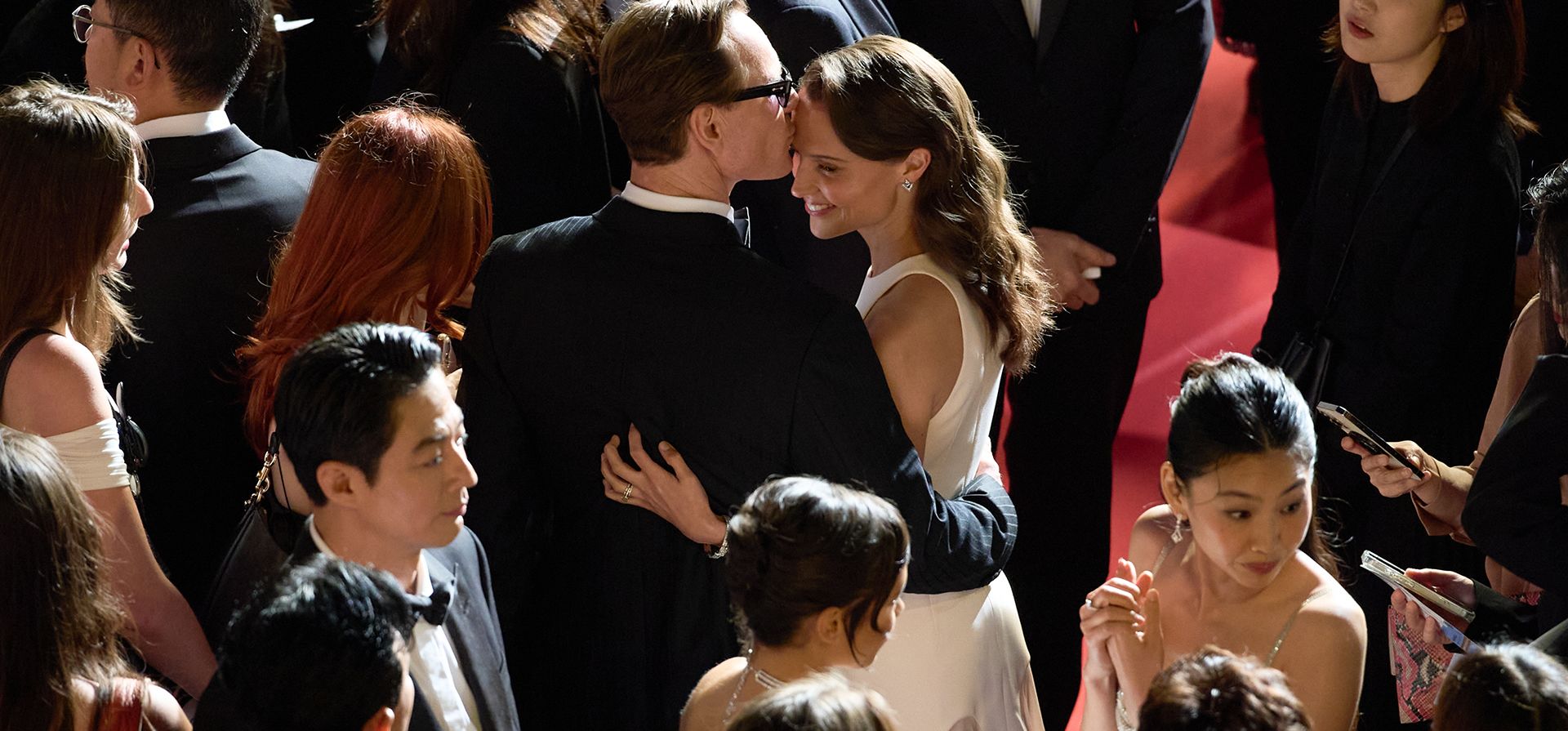 Michael Fassbender (izquierda) y Alicia Vikander se dan un beso a su llegada al estreno de la película "Hope" en el 79º Festival Internacional de Cine de Cannes, en el sur de Francia, el domingo 17 de mayo de 2026. (Foto AP/John Locher) Michael Fassbender (izquierda) y Alicia Vikander se dan un beso a su llegada al estreno de la película "Hope" en el 79º Festival Internacional de Cine de Cannes, en el sur de Francia, el domingo 17 de mayo de 2026. (Foto AP/John Locher)
