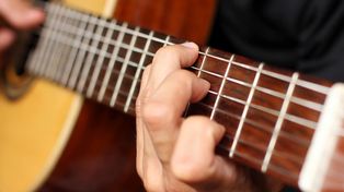 Detuvieron al hijo de uno de Los Nocheros por violar a una nena