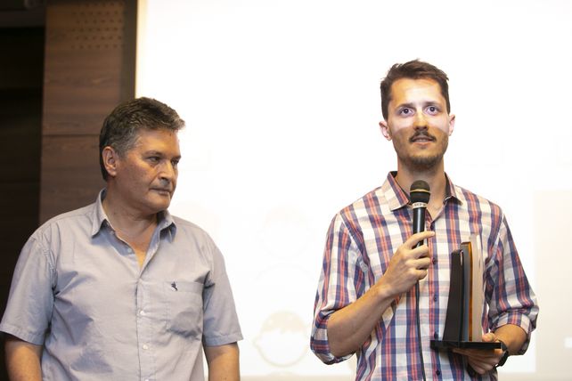 Juan Carlos Escobar y Tomás Barrandeguy recibieron el premio en nombre del equipo de producción y del diario La Capital.