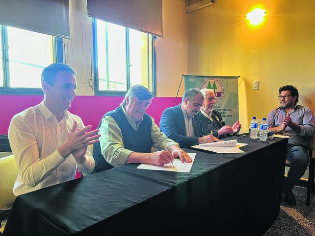 El presidente de FECOSE, Jorge Caldo, y el presidente de ASOEM Mutual, Juan R. Medina, rubricando el acuerdo de cooperación.