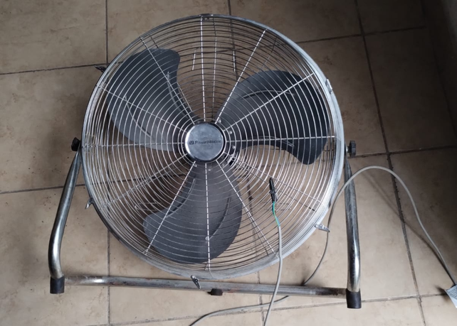 El ventilador que el ladrón se llevó al ingresar por la casa del cura párroco. 