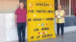 Héctor y Ana. Los kiosqueros recibieron el cariño y agradecimiento de la comunidad educativa de la escuela Nuestra Señora de Luján de Paraná.