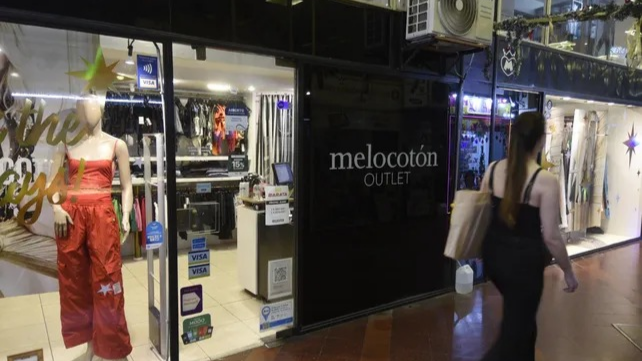 Distintas marcas rosarinas ofrecen prendas a precios más accesibles en sus locales de outlet