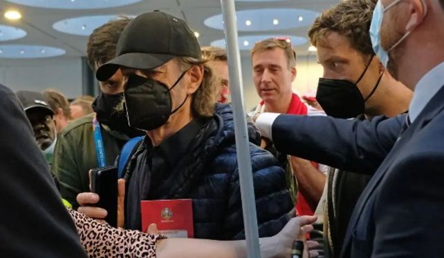 Mick Jagger fue a la cancha y lo multaron por no cumplir el aislamiento