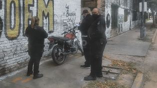 El momento en que la moto en que llegó el ciudadano a retirar la que estaba retenido y tuvo que dejarla porque no tenía la patente.