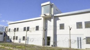 Insólito: mandaron a 10 presos a sus casas porque no hay inodoros en la cárcel