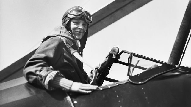 Amelia Earhart en la cabina de un avión luego de establecer uno de sus tantos récords.