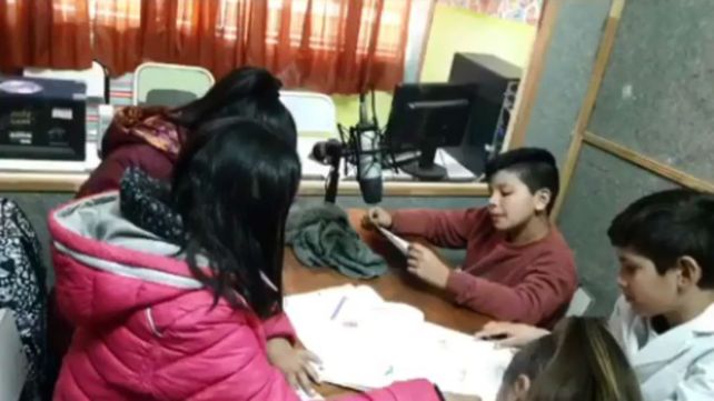 La escuela de barrio Casiano Casas cuenta con un espacio de radio que atraviesa las distintas materias.