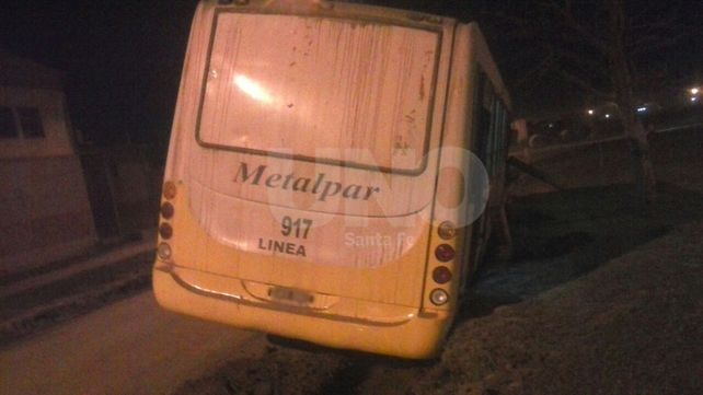 Un colectivo de la línea 11 cayó a una zanja por segunda vez en una semana Un colectivo de la línea 11 cayó a una zanja por segunda vez en una semana