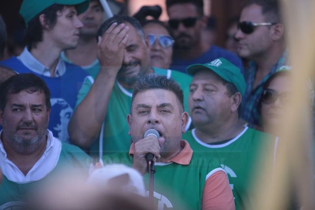 Estatales y docentes marcharon a Casa de Gobierno en repudio del techo del 18% y denunciaron aprietes
