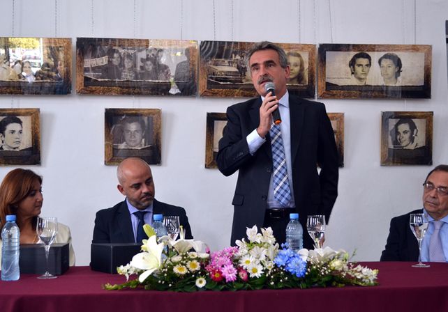 El intendente Palo Oliver recibió del ministro Rossi las actas de la última dictadura militar