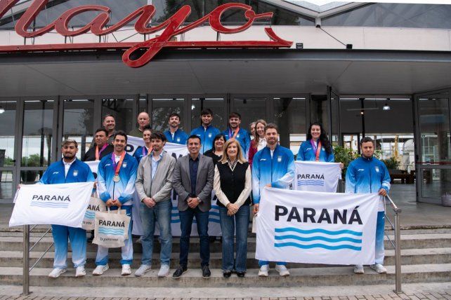 Los representantes de Paraná en los Juegos junto a la intendenta Rosario Romero.