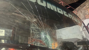La autobomba de los Bomberos Voluntarios dañada tras el clásico rosarino.