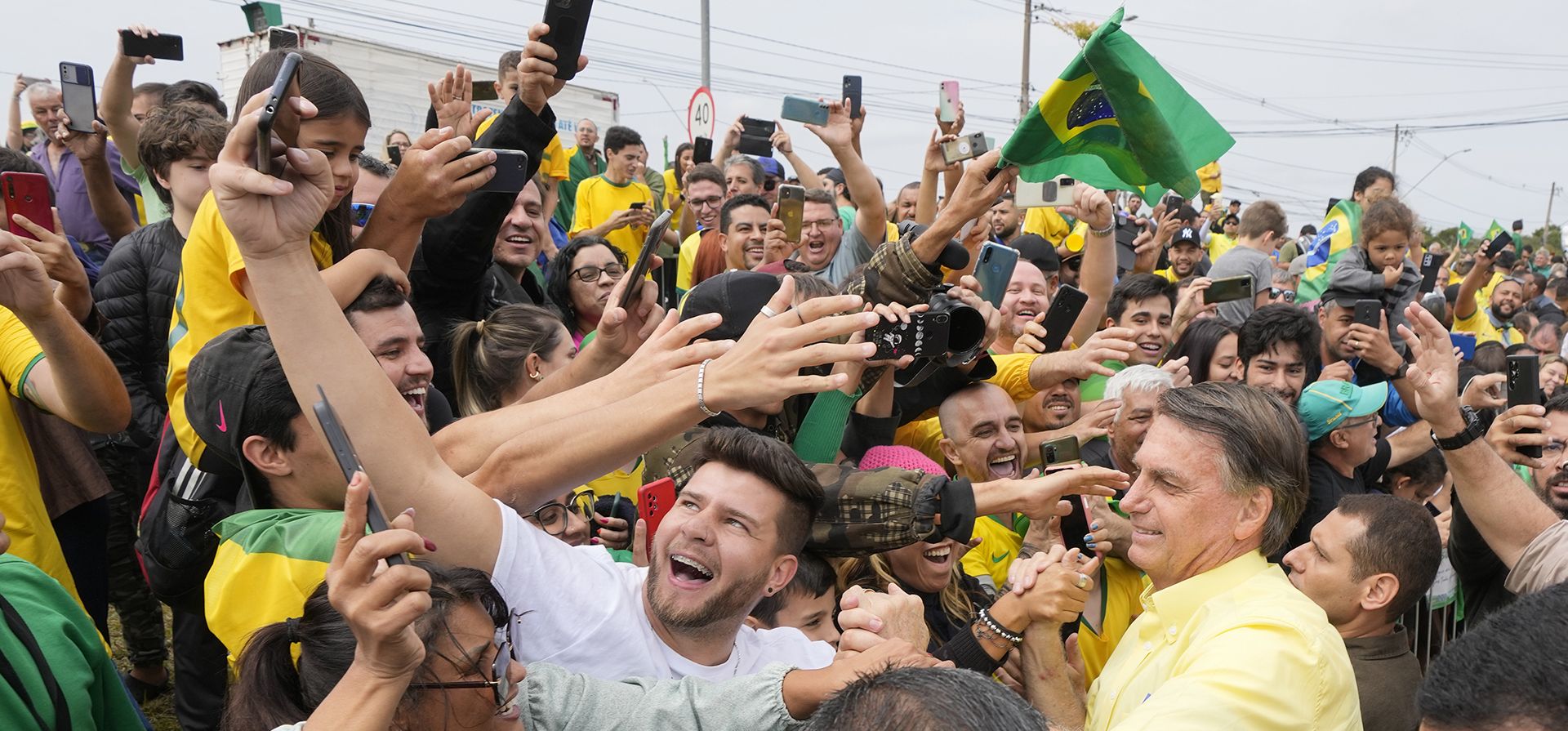 El presidente de Brasil, Jair Bolsonaro, que se postula para un segundo mandato, saluda a sus seguidores cuando llega a un mitin de campaña en motocicleta en Pocos de Caldas, Brasil, el viernes 30 de septiembre de 2022. Las elecciones generales de Brasil están programadas para el 2 de octubre.