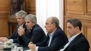 El titular de Arca, Juan Pazo; el ministro de Economía, Luis Caputo; el jefe de Gabinete, Guillermo Francos, reunidos con los gobernadores. Pullaro no fue invitado