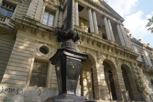 Poco tiempo atrás se robaron las águilas de bronce que ornamentaban las luminarias de Derecho.
