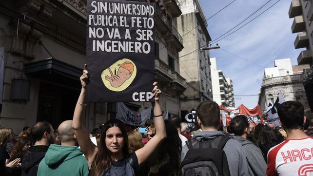 Una multitudinaria marcha cerró filas en defensa de la universidad pública