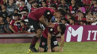 Andrés Merlos marcó el final del partido y Pérez Tica explotó en llanto. Sus compañeros lo consuelan.