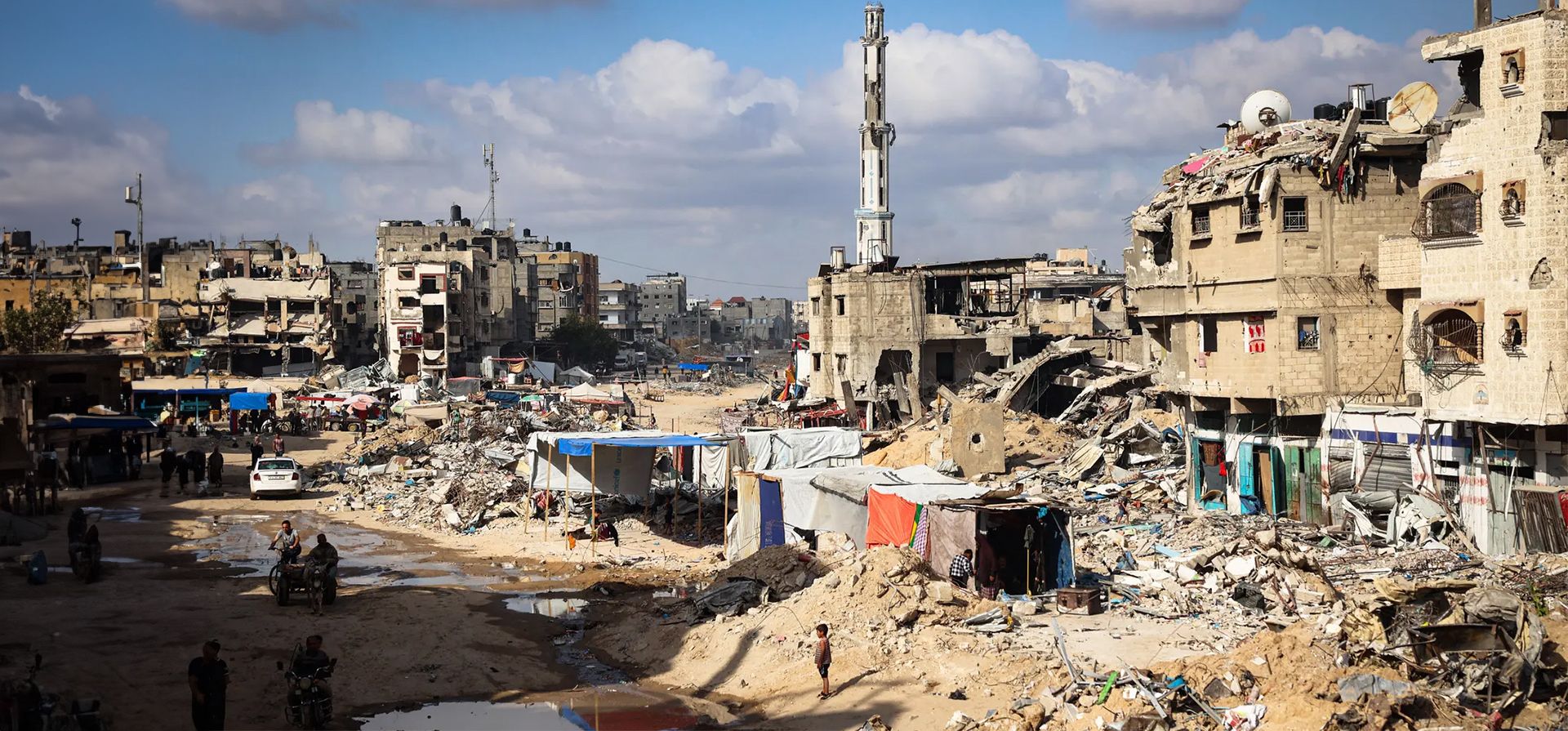 Tendas de campaña son instaladas por palestinos desplazados en la ciudad asolada por la guerra, Khan Younis, Gaza. Fotografía: AFP/Getty Images Tendas de campaña son instaladas por palestinos desplazados en la ciudad asolada por la guerra, Khan Younis, Gaza. Fotografía: AFP/Getty Images