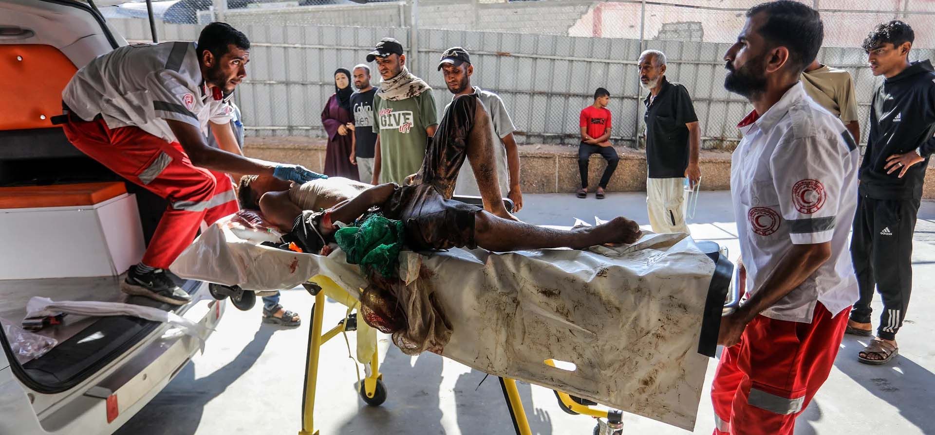 Las ambulancias transportan a los heridos al hospital Nasser para recibir tratamiento después de que el ejército israelí abriera fuego contra los palestinos reunidos para recibir ayuda en la ciudad, Rafah, Gaza. Fotografía: Abed Rahim Khatib/Anadolu/Getty Las ambulancias transportan a los heridos al hospital Nasser para recibir tratamiento después de que el ejército israelí abriera fuego contra los palestinos reunidos para recibir ayuda en la ciudad, Rafah, Gaza. Fotografía: Abed Rahim Khatib/Anadolu/Getty