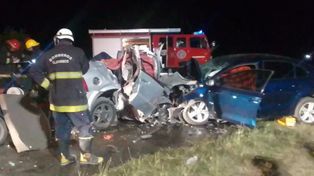 El Chevrolet Astra y el VW Vento quedaron totalmente destrozados tras el violento impacto frontal.&nbsp;
