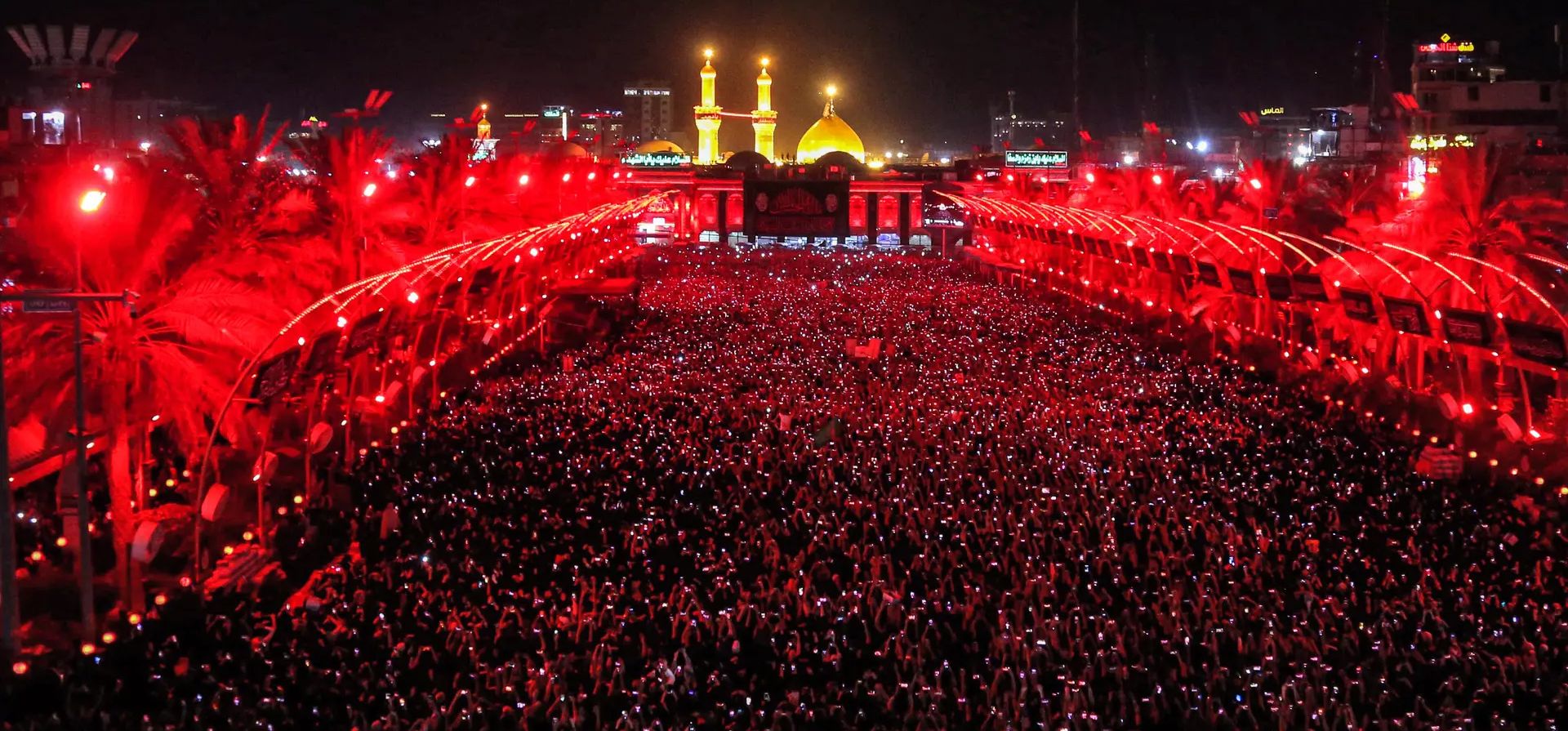 Karbala, Irak. Los devotos musulmanes chiítas se reúnen durante la ceremonia de cambio de bandera en los santuarios del Imam Hussein y el Imam Abbas en la primera noche del mes musulmán de Muharram y el primer día del año nuevo islámico. Fotografía: Mohammed Sawaf/AFP/Getty Images Karbala, Irak. Los devotos musulmanes chiítas se reúnen durante la ceremonia de cambio de bandera en los santuarios del Imam Hussein y el Imam Abbas en la primera noche del mes musulmán de Muharram y el primer día del año nuevo islámico. Fotografía: Mohammed Sawaf/AFP/Getty Images