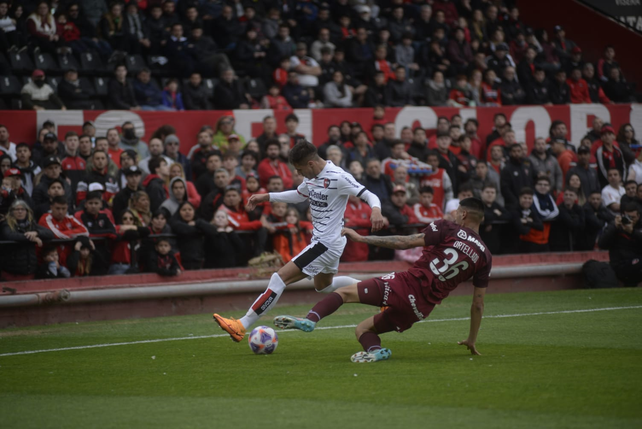 Newells derrotó 2 a 0 a Lanús y volvió al triunfo tras 8 partidos