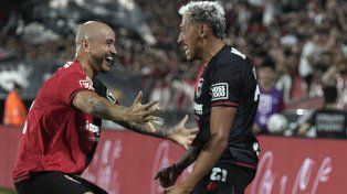 Cocoliso González va al encuentro de Luciano Herrera, que anotó el primer gol en el triunfo ante Boca en el Coloso. Newell’s va por más.
