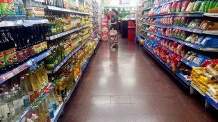 Cada vez más argentinos pagan con tarjetas de crédito las compras del súper.