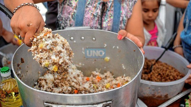 Cada vez más personas acuden a comedores barriales para poder alimentarse.
