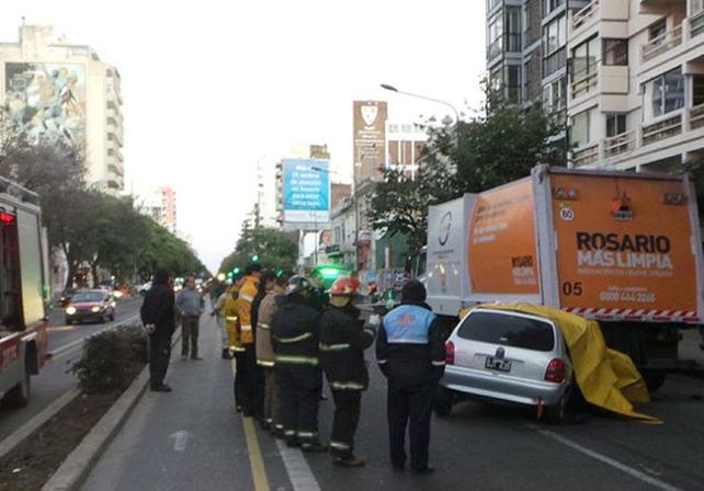 Cuatro muertos al chocar un auto contra un camión en Rosario