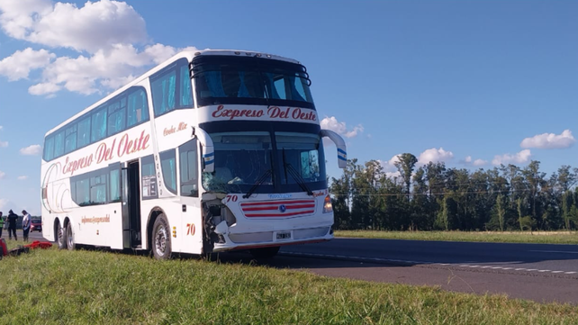 El colectivo de larga distancia que embistió a tres personas en la autopista