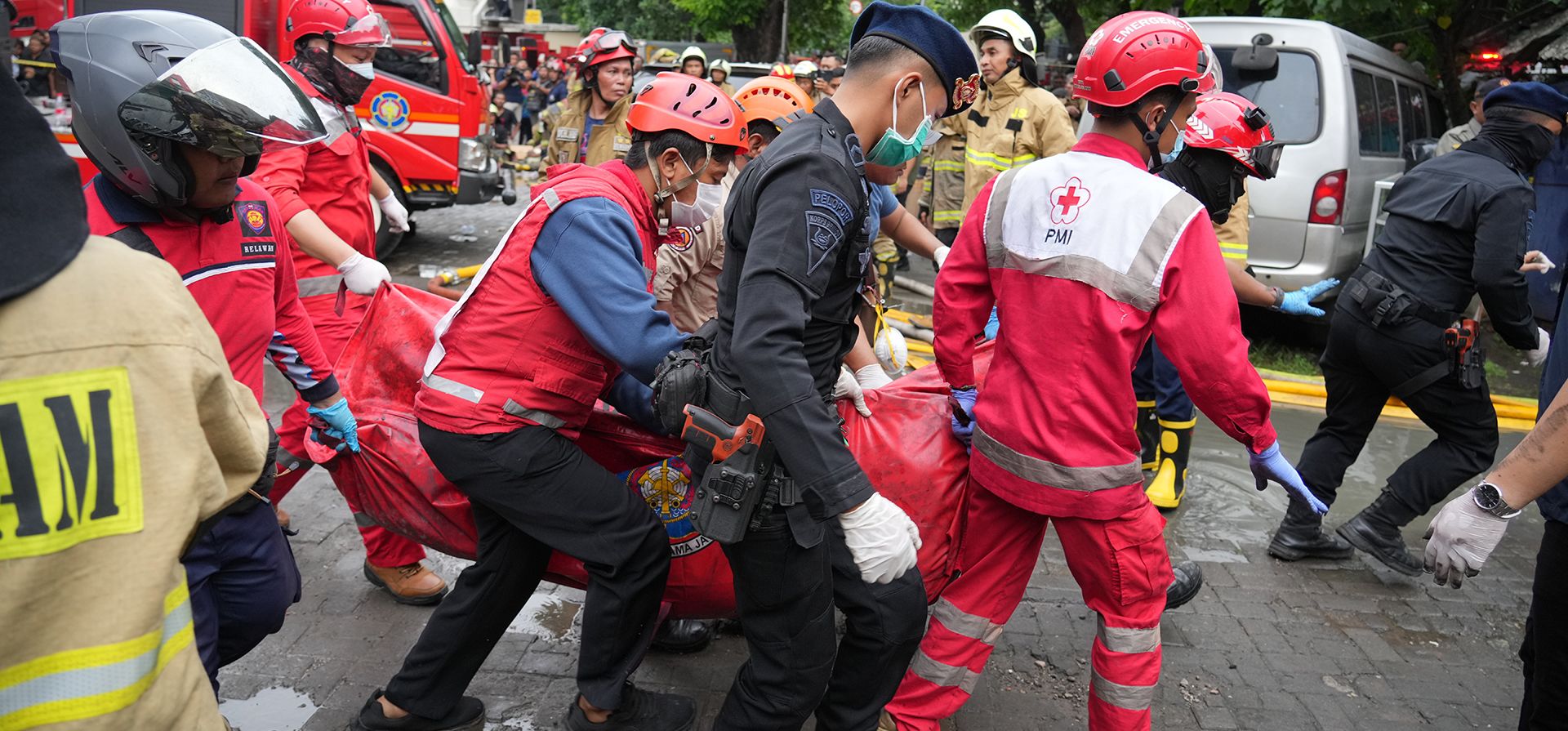 Rescatistas sacan el cuerpo de una víctima del lugar de un incendio en Yakarta, Indonesia, el martes 9 de diciembre de 2025. (Foto AP/Dita Alangkara) Rescatistas sacan el cuerpo de una víctima del lugar de un incendio en Yakarta, Indonesia, el martes 9 de diciembre de 2025. (Foto AP/Dita Alangkara)