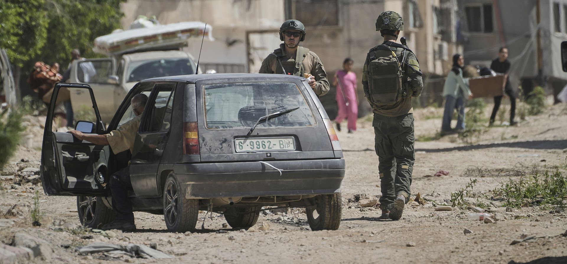 Palestinos recogen sus pertenencias mientras las fuerzas israelíes se preparan para demoler viviendas en el campo de refugiados de Tulkarem, en Cisjordania, el miércoles 2 de julio de 2025. (Foto AP/Majdi Mohammed) Palestinos recogen sus pertenencias mientras las fuerzas israelíes se preparan para demoler viviendas en el campo de refugiados de Tulkarem, en Cisjordania, el miércoles 2 de julio de 2025. (Foto AP/Majdi Mohammed)