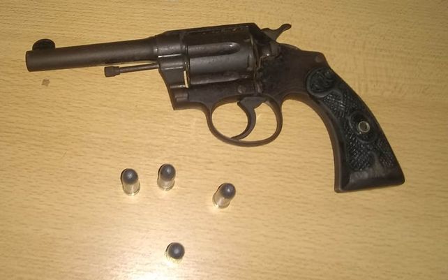 En revólver calibre 38 cargado con once cartuchos secuestrado por la policía.