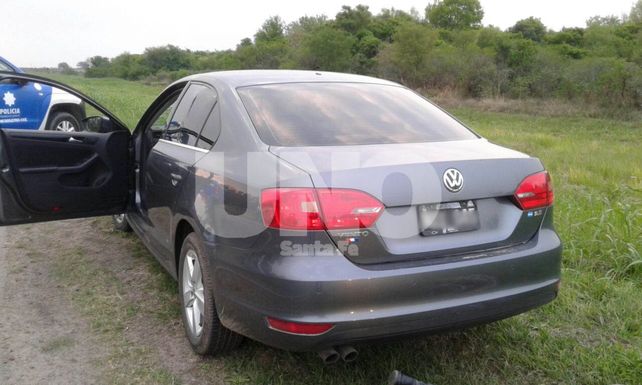 VW gris oscuro. El auto en el que intentaron escapar los delincuentes.