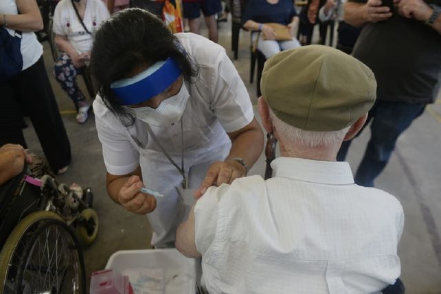 Las autoridades sanitarias prosiguen con la vacunación a los mayores de 90 años.&nbsp;