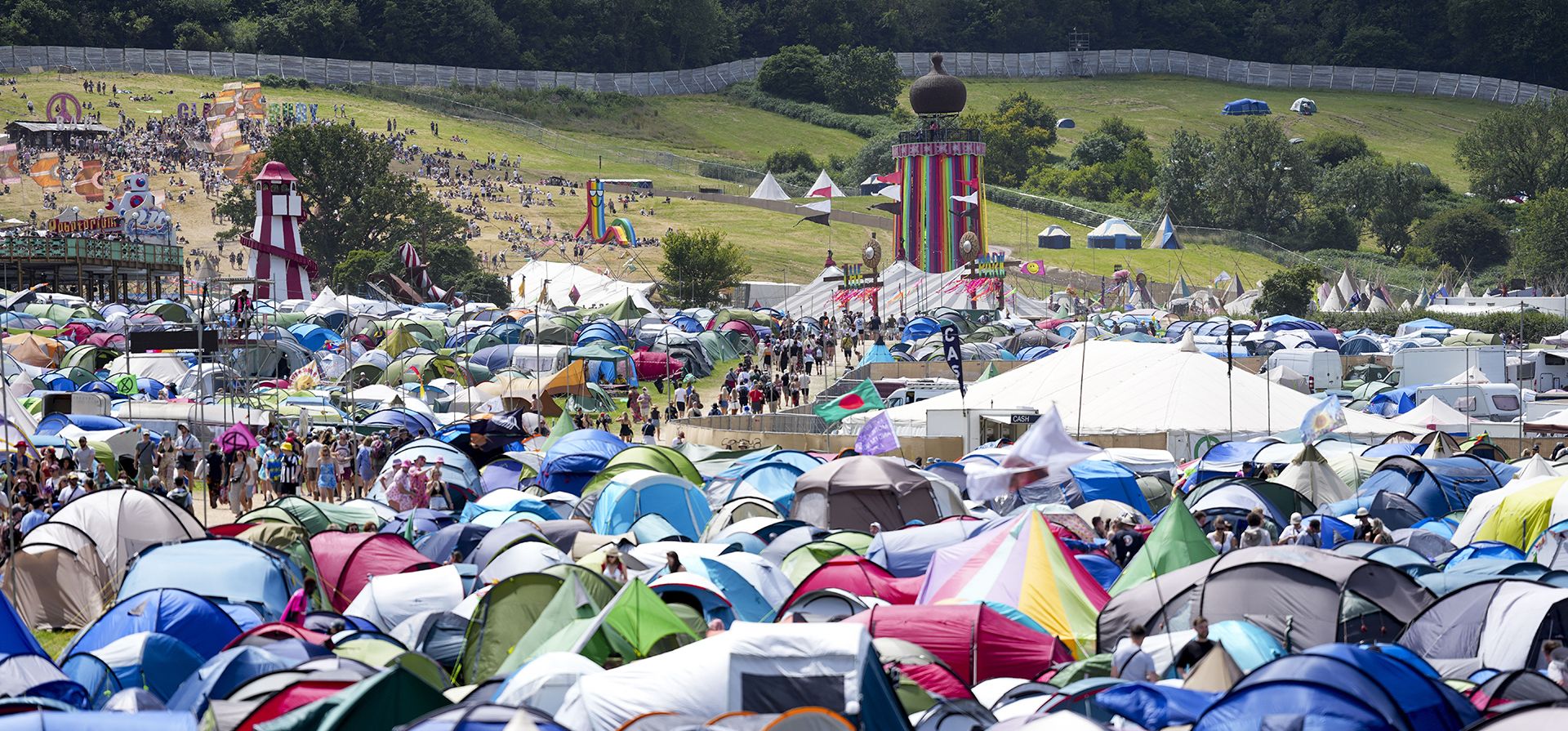 Tiendas de campaña para los asistentes al festival durante el Festival de Glastonbury en Worthy Farm, Somerset, Inglaterra, el jueves 27 de junio de 2024. (Scott A Garfitt/Invision/AP)