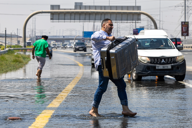 Las lluvias anegaron a buena parte del emirato y cancelaron cientos de vuelos en el Aeropuerto Internacional de Dubái.