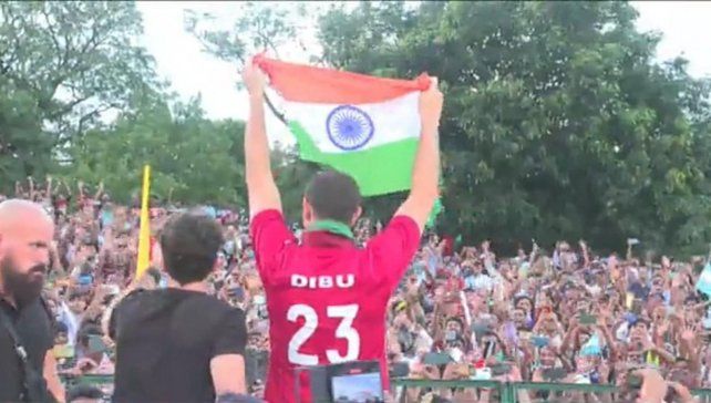 Dibu Martínez, desde Calcuta: No habrá otro jugador como Messi