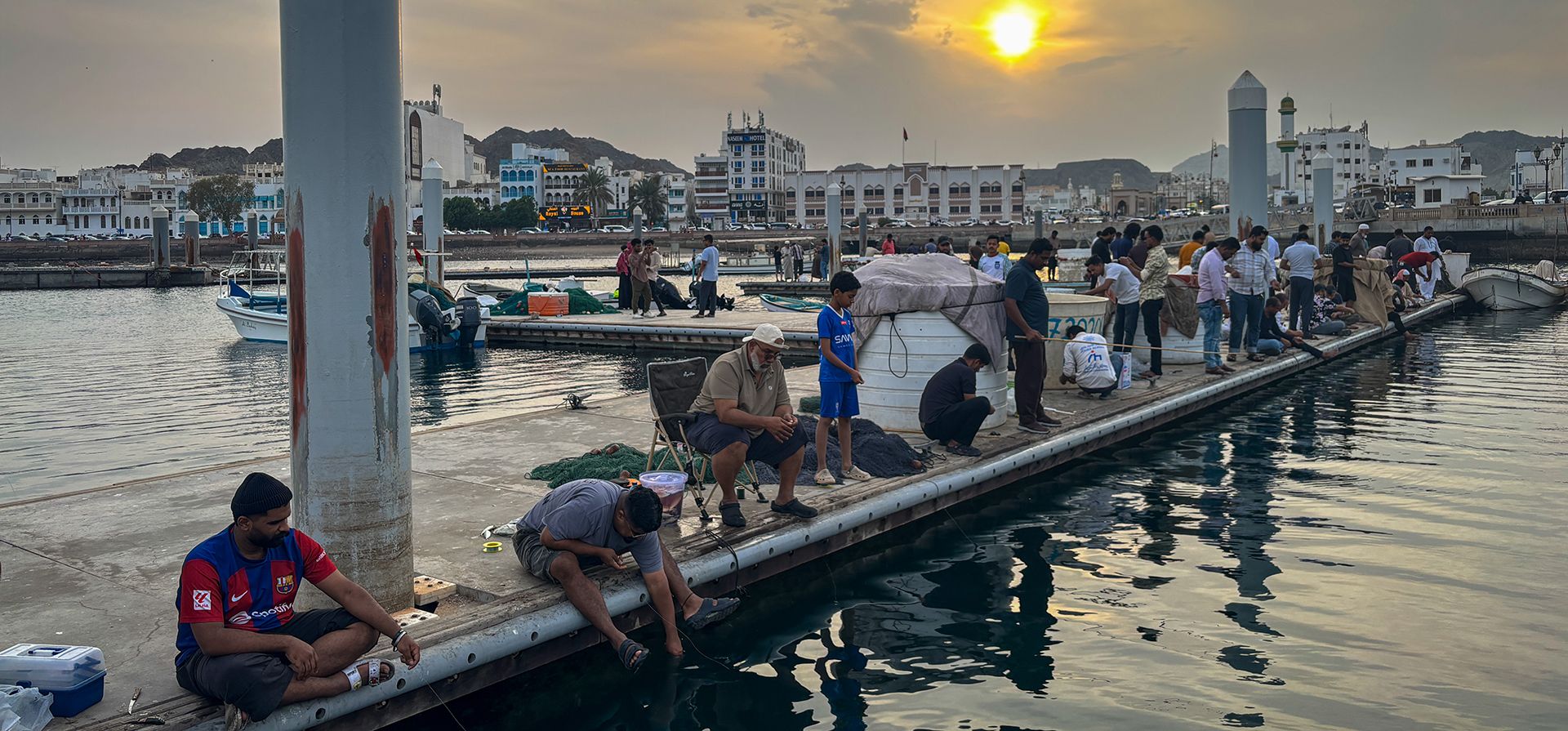 Personas pescan en un muelle cerca de Mutrah Corniche en Mascate, Omán, el viernes 6 de febrero de 2026. (Foto AP/Altaf Qadri) Personas pescan en un muelle cerca de Mutrah Corniche en Mascate, Omán, el viernes 6 de febrero de 2026. (Foto AP/Altaf Qadri)