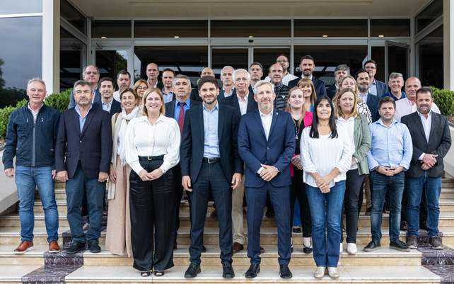 Pullaro y Frigerio, junto a sus respectivos equipos de trabajo.